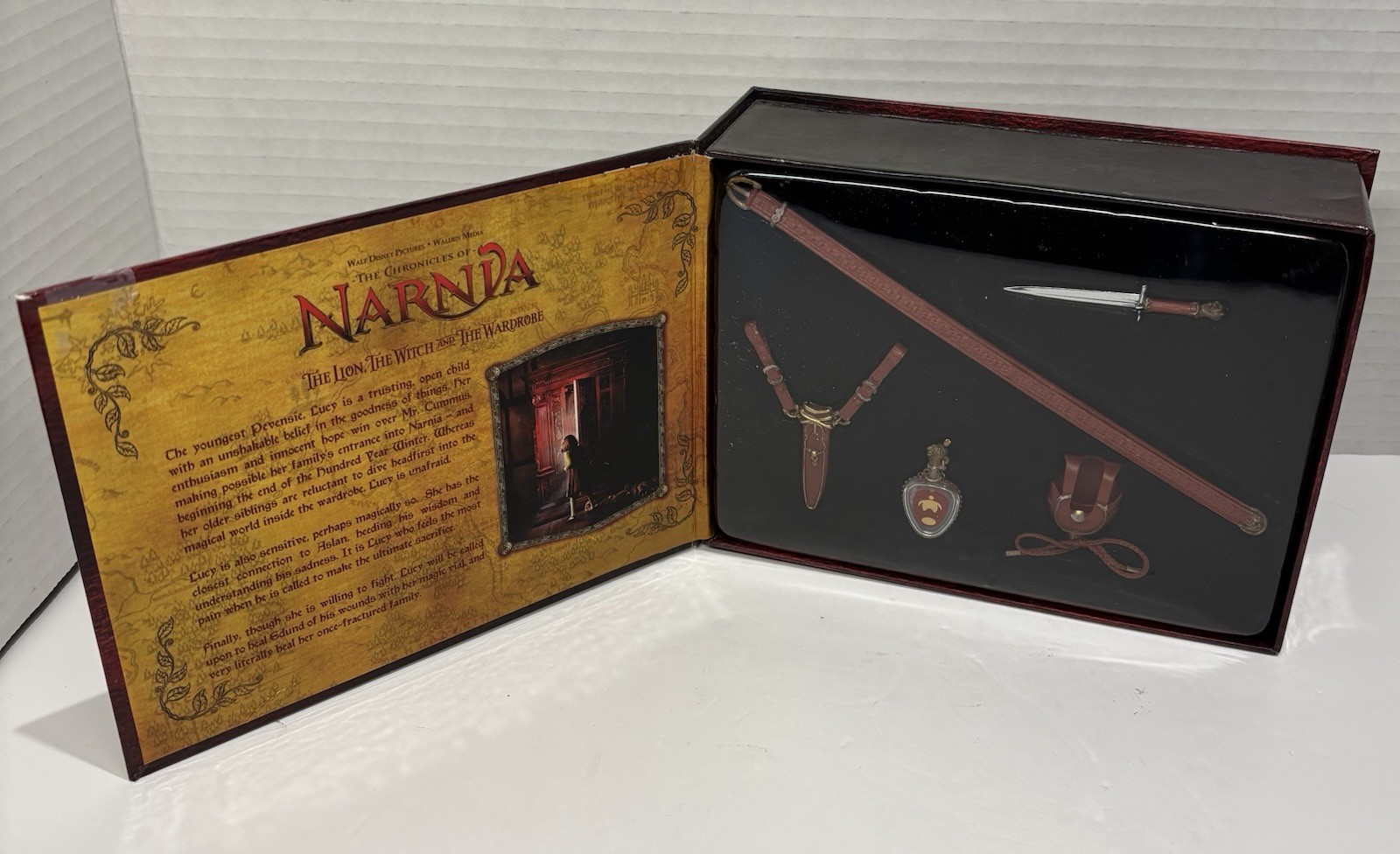 VTG Narnia Lucy’s Christmas Gifts 1/6-Scale Prop Set – The Chronicles of Narnia_0 VTG Narnia Lucy’s Christmas Gifts 1/6-Scale Prop Set – The Chronicles of Narnia