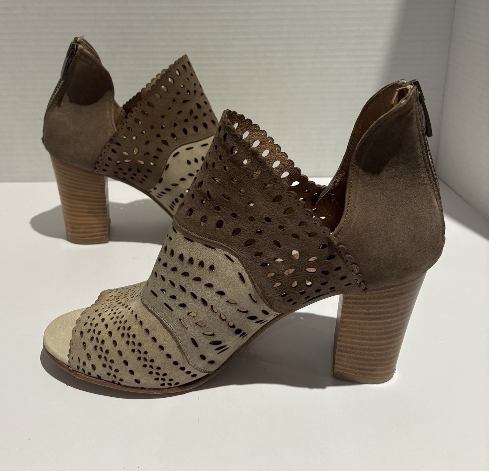 RON WHITE Laser Cut Leather Open Toe Bootie Size EU 39 US 8.5 Made In Italy_0 RON WHITE Laser Cut Leather Open Toe Bootie Size EU 39 US 8.5 Made In Italy