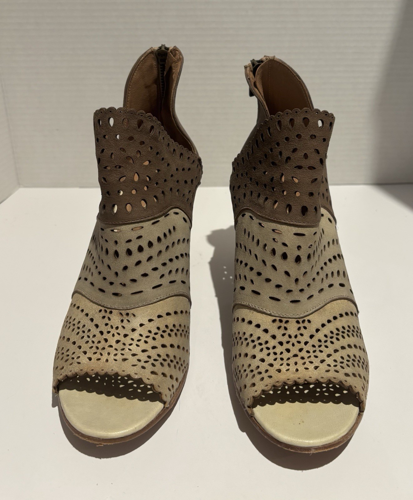 RON WHITE Laser Cut Leather Open Toe Bootie Size EU 39 US 8.5 Made In Italy_1 RON WHITE Laser Cut Leather Open Toe Bootie Size EU 39 US 8.5 Made In Italy