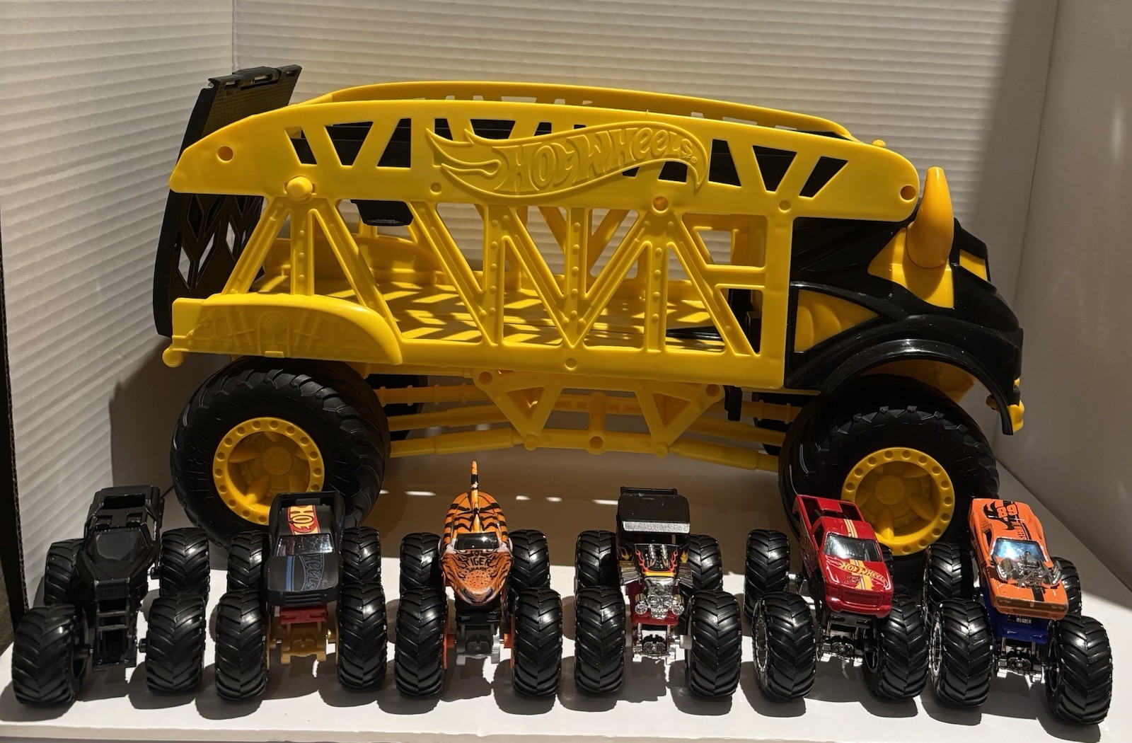 Hot Wheels MONSTER TRUCK Mover Transporter Vehicle Carrier & 6 Monster Trucks_0 Hot Wheels MONSTER TRUCK Mover Transporter Vehicle Carrier & 6 Monster Trucks