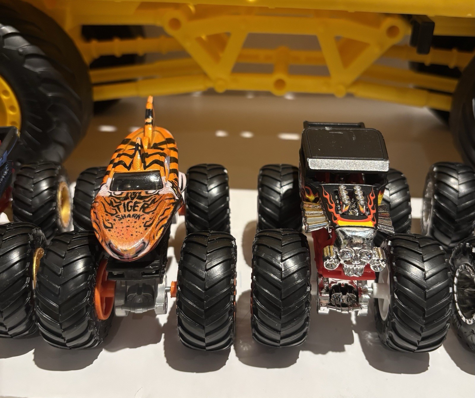 Hot Wheels MONSTER TRUCK Mover Transporter Vehicle Carrier & 6 Monster Trucks_2 Hot Wheels MONSTER TRUCK Mover Transporter Vehicle Carrier & 6 Monster Trucks