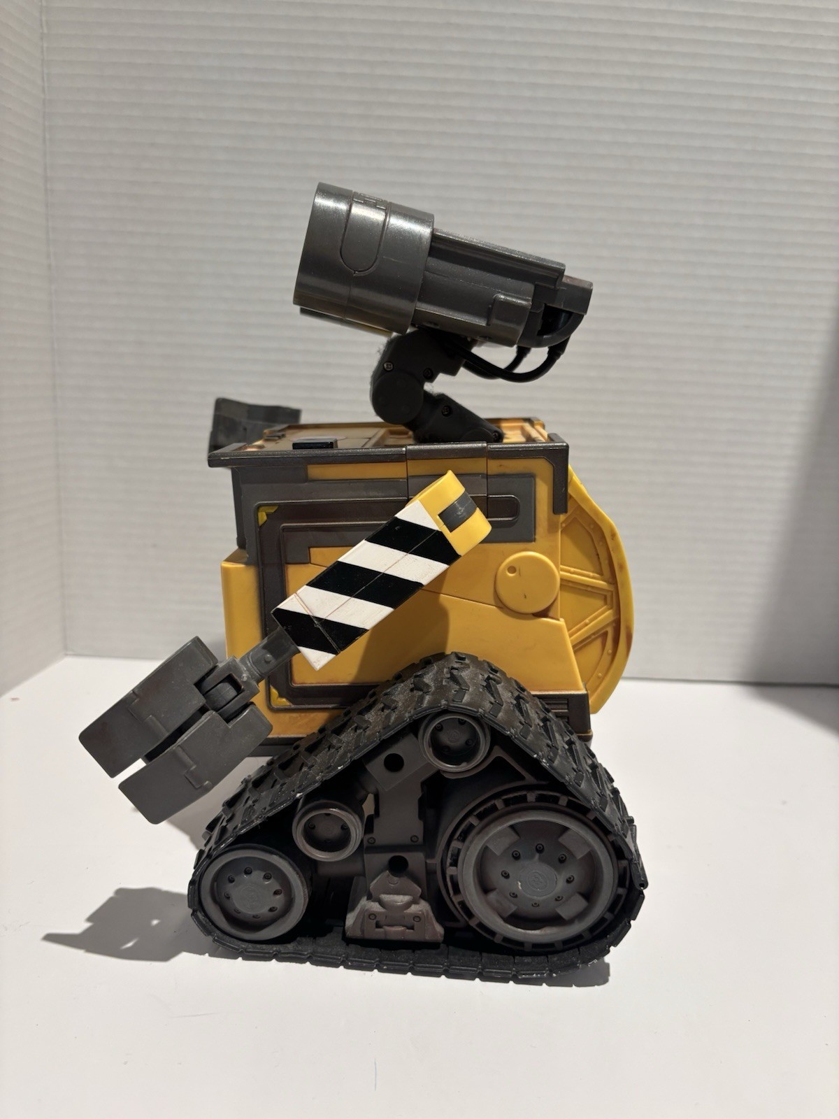 Disney Pixar Hello WALL-E Lights & Sound & Moves Figure Robot No Remote_2 Disney Pixar Hello WALL-E Lights & Sound & Moves Figure Robot No Remote