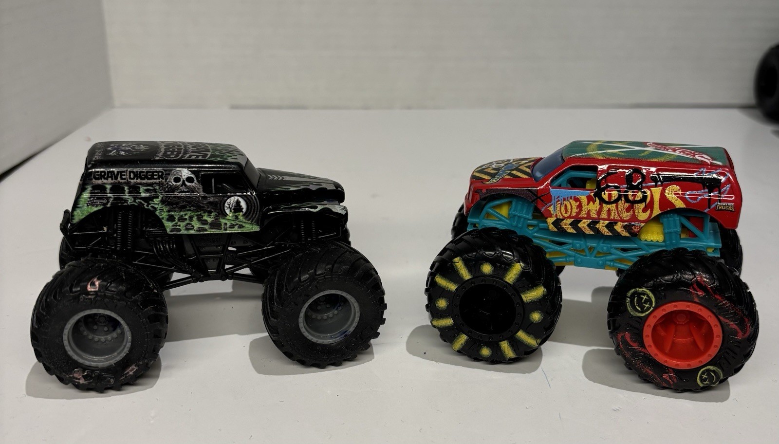 GRAVE DIGGER Hot Wheels MONSTER JAM Truck & Demo Derby #68 Loose Lot Of 2_0 GRAVE DIGGER Hot Wheels MONSTER JAM Truck & Demo Derby #68 Loose Lot Of 2