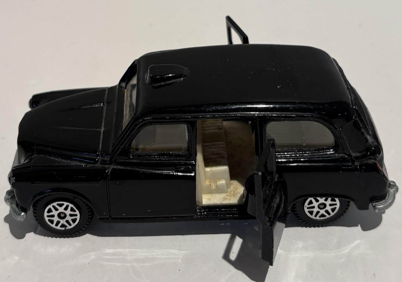 Vintage DINKY TOYS "LONDON" TAXI - 1972 - NO. 284 - 1:43 - DRIVER_0 Vintage DINKY TOYS "LONDON" TAXI - 1972 - NO. 284 - 1:43 - DRIVER