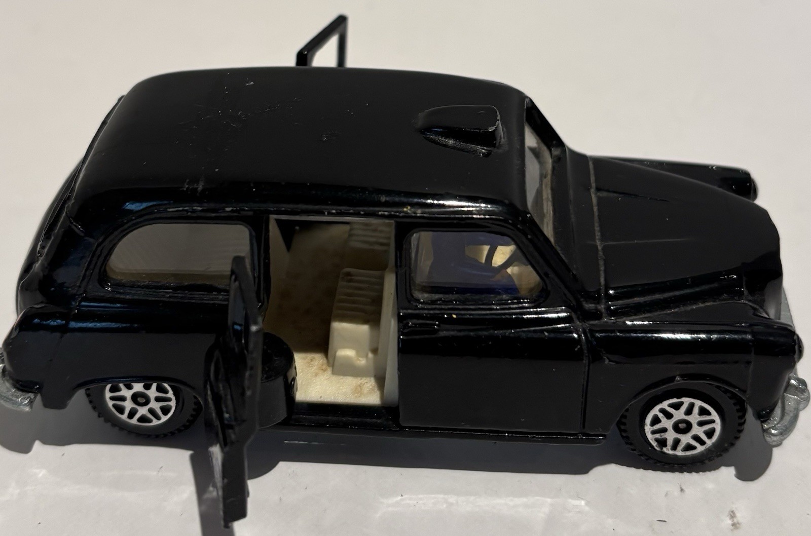 Vintage DINKY TOYS "LONDON" TAXI - 1972 - NO. 284 - 1:43 - DRIVER_2 Vintage DINKY TOYS "LONDON" TAXI - 1972 - NO. 284 - 1:43 - DRIVER