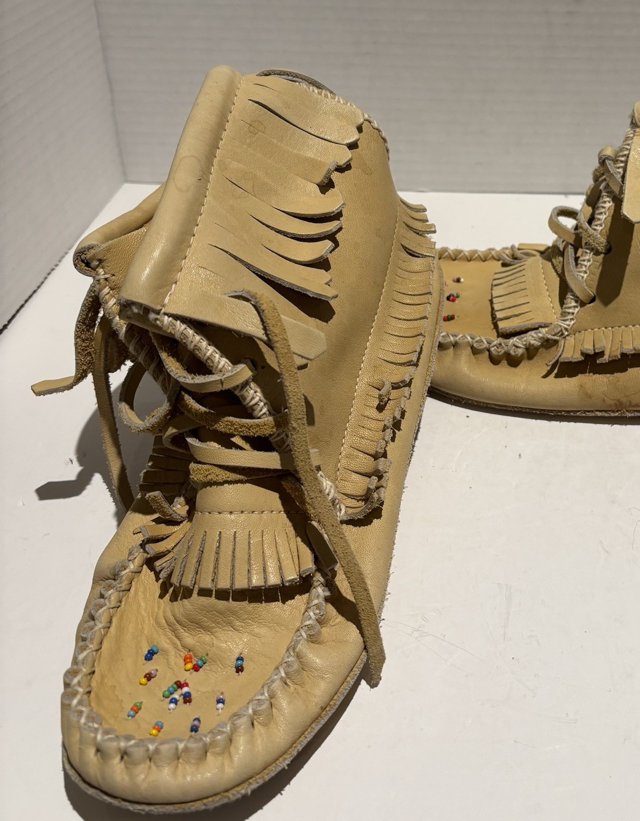 Handmade MOCCASINS With Decorative Beading Size 7 - Made In Canada_1 Handmade MOCCASINS With Decorative Beading Size 7 - Made In Canada