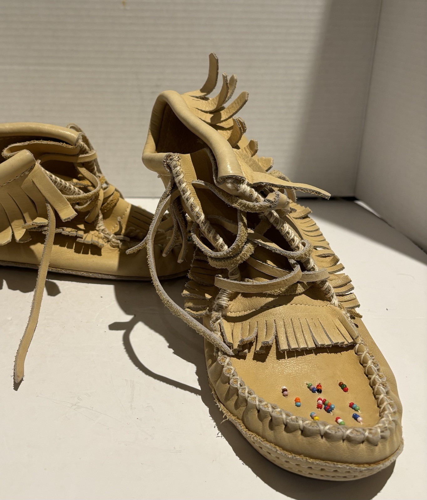 Handmade MOCCASINS With Decorative Beading Size 7 - Made In Canada_2 Handmade MOCCASINS With Decorative Beading Size 7 - Made In Canada