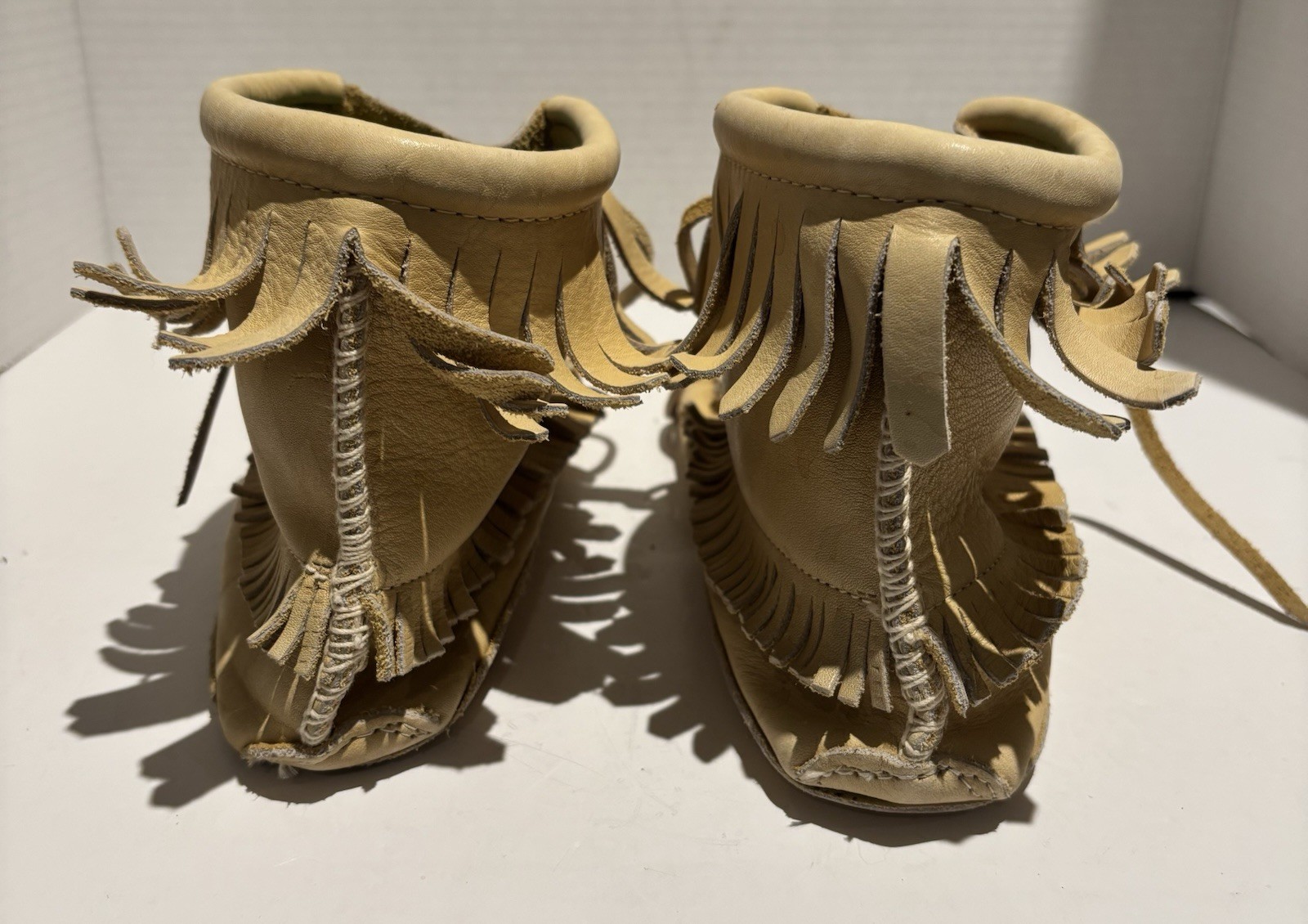 Handmade MOCCASINS With Decorative Beading Size 7 - Made In Canada_4 Handmade MOCCASINS With Decorative Beading Size 7 - Made In Canada