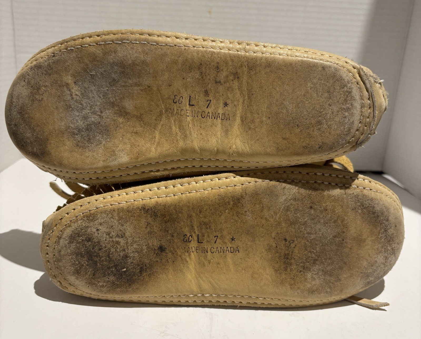 Handmade MOCCASINS With Decorative Beading Size 7 - Made In Canada_5 Handmade MOCCASINS With Decorative Beading Size 7 - Made In Canada